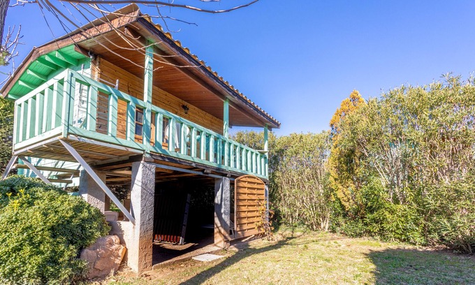 Roquebrune-sur-Argens Ski Chalet | Chalet 'Joli En Bois' with Private Terrace, Wi-Fi and Air Conditioning