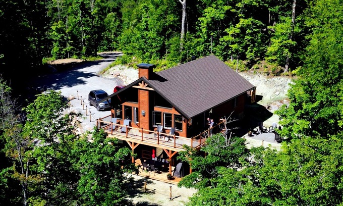 Saint-Faustin-Lac-Carre Ski Chalet | Chalet L'Aventure in the heart of the Laurentians