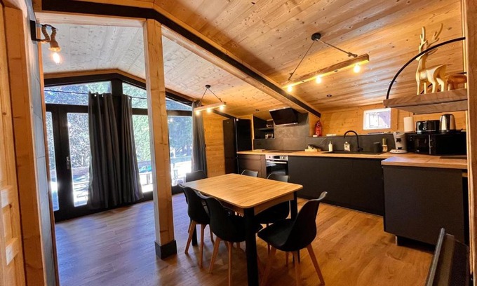 Pyrenees 2000 Ski Chalet | Chalet l'Epicéa rénové dans la forêt, T3 avec terrasse & jardin à 5 min à pied des pistes P2000