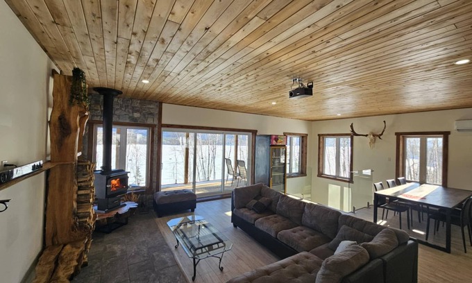 Lamarche House | Chalet le Maikan - Intimate refuge with spa, private beach and nature escape