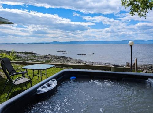 Cap-Saint-Ignace Ski Chalet | Chalet Loft #4 Waterfront with Spa Fireplace and Wifi