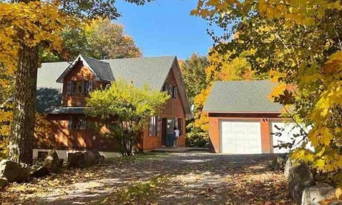 Cantley Ski Chalet | Chalet Mont Cascades w/ Spa & Fibre Optic Internet