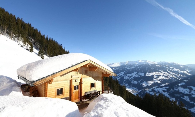 Hippach Ski Chalet | Chalet Nase at 1700m in the Zillertal