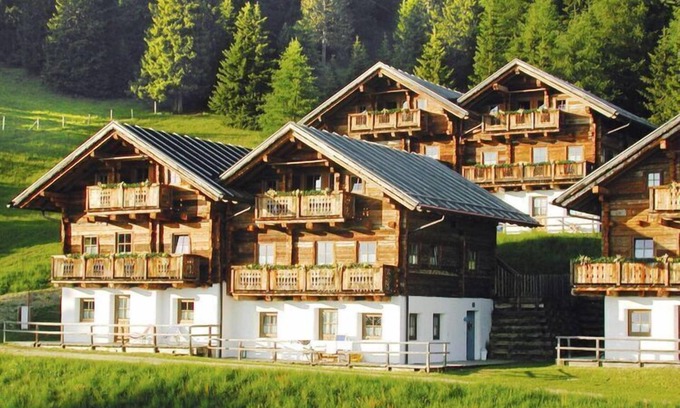 Zettersfeld Ski Resort Apartment | Chalet on Zettersfeld with Dolomites Views