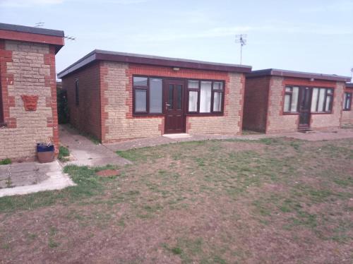 Lydd-on-Sea Ski Chalet | Chalet - Sleeps 4 - Parking - Garden