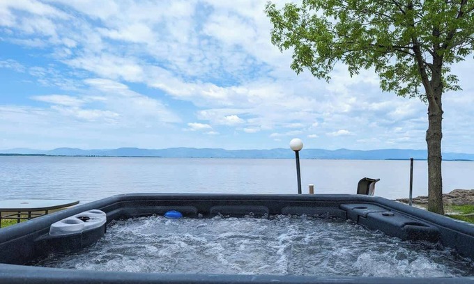 Cap-Saint-Ignace Ski Chalet | Chalet Studio #6 Waterfront with Spa, Fireplace & Wifi