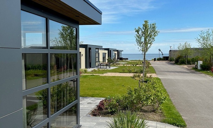 Enkhuizen House | Chalet Sunrise mit Großem Garten & Sonnen-terrasse mit Meerblick für 4 Personen