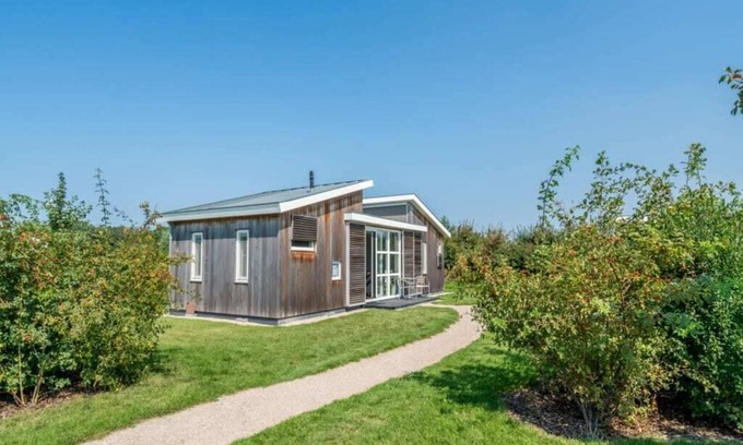 Westenschouwen House | Chalet with wonderful garden (and lounge set) on the edge of the park.