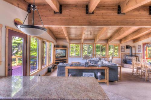 Chamberlands House | Chamberland Getaway Lake Views with Deck