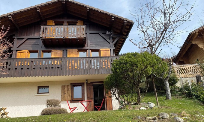 Verchaix Bed & Breakfast | Chambre d'hôte overlooking the Grand Massif in a mountain chalet 900m above sea level