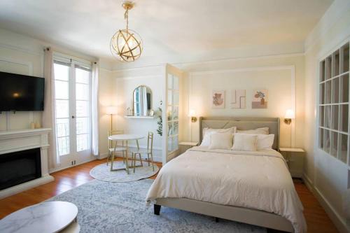 East Village Apartment | Chambre de Bonne in Downtown Long Beach