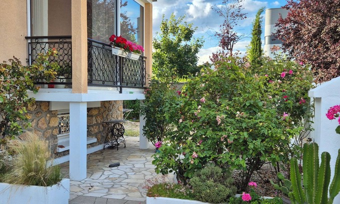 Champigny-sur-Marne Apartment | Chambre Meuble tourisme. TV, WIFI, bathroom/WC and private access