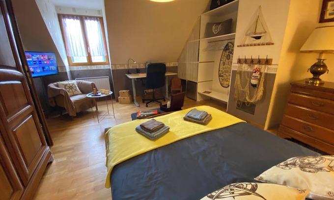 Le Vaudoue Bed & Breakfast | Chambre Nautique and its garden