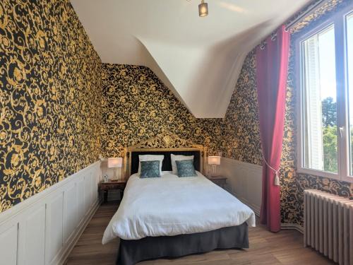 Cluis Bed & Breakfast | Chambre Royale au Château de la Rose avec Parking Privé - FR-1-591-766