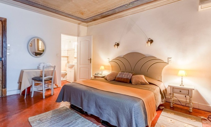 Collias Apartment | Chambre "Vieille France" avec piscine, jardin et charme provençal à Collias