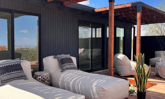 Yucca Valley House | Champagne Supernova Modern Desert Chic w/Stunning views.Hot Tub & Pool Table!