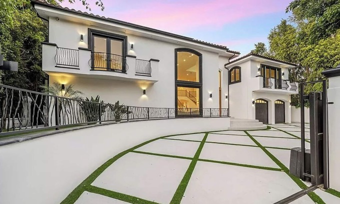 Sherman Oaks Villa | Chandler Mansion - Architectural Marvel with Pool & Theater