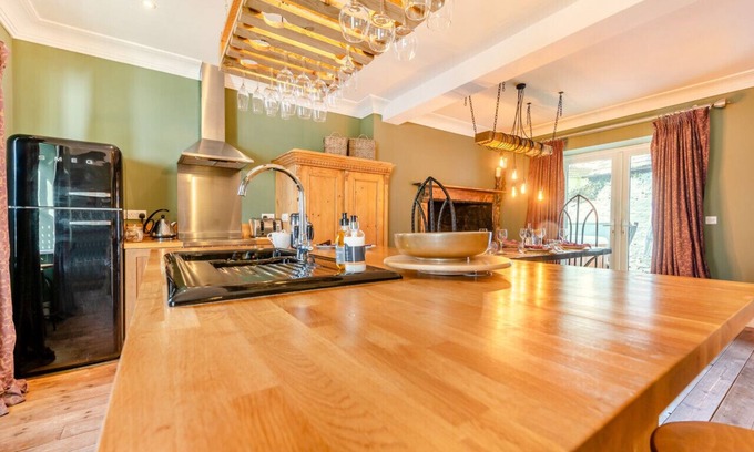 Laugharne House | Chandlers Cottage - Four Bedroom House, Sleeps 8