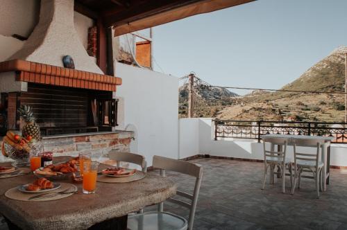 Naxos Apartment | Chaniotis Home, In the heart of Kinidaros