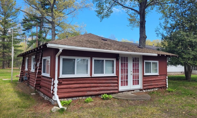 Oscoda Cabin | Chappy's Cabin - Very Cute, Comfy, and Traditional!