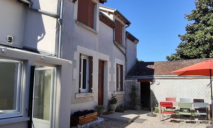 Saint-Hilaire-Saint-Mesmin Cottage | Charming Cottage Near Loire Castles: 3 Bedrooms, Full Amenities, Private Parking, Enclosed Garden.