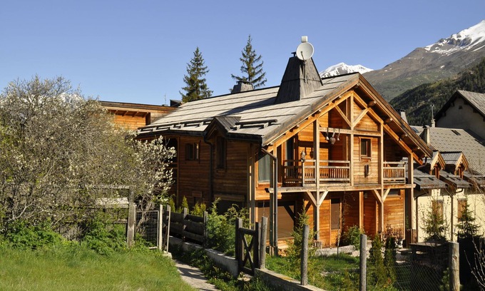 La Salle-les-Alpes Apartment | Character apartment in chalet at the foot of the slopes in Serre Chevalier 1400