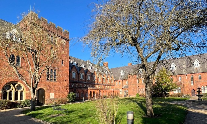 Windsor Apartment | Character Victorian apartment close to Windsor town with secure parking