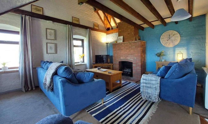 Weybourne House | Characterful converted barn, N. Norfolk coast, 5 min from beach, 2 min from pub
