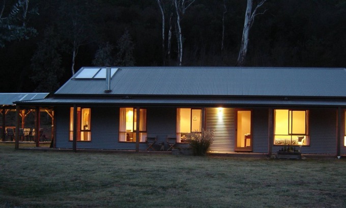 Freeburgh House | Charan Oaks, quiet location in the Ovens Valley