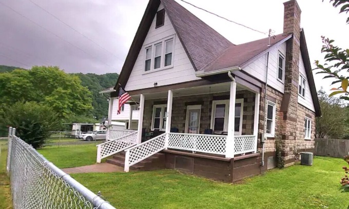 Meadow Bridge House | Charismatic 4-bedroom home on the New River