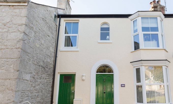 Isle of Portland Cottage | CHARLTON HOUSE, pet friendly, with a garden in Easton, Portland