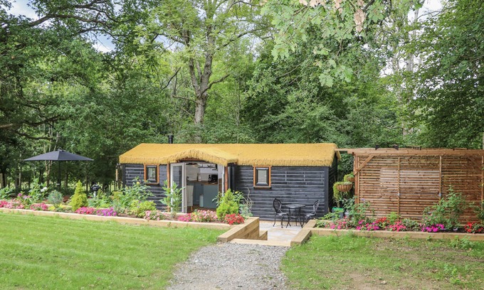 Staplefield Cottage | CHARLTONS HOLLOW CABIN, pet friendly, with hot tub in Bolney