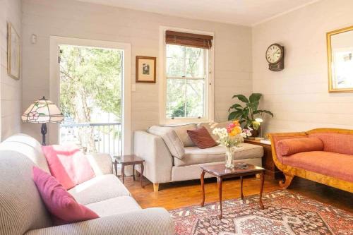 Waverton House | Charm & History 3bdr Cottage close to harbour views