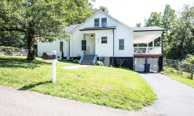 Knoxville House | Charm of Crestview! 5-bedroom house in serene Knoxville!