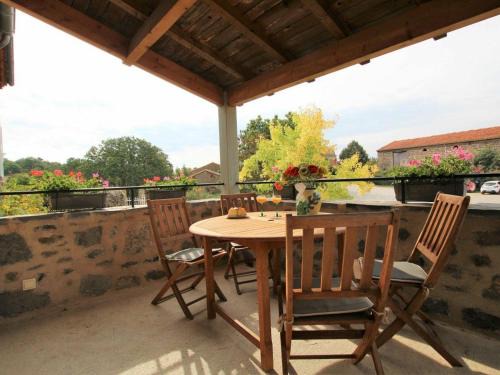 Lavaudieu House | Charmant Gîte à Lavaudieu avec Terrasse, Proche Sites Touristiques et Commerces - FR-1-582-219