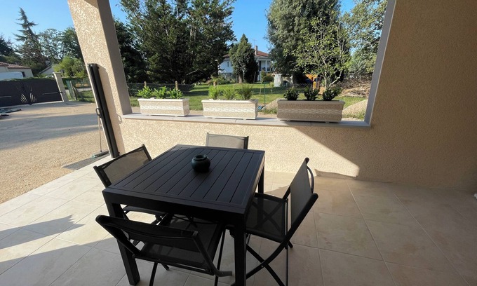 Septfonds House | Charmant Gîte Avec Jacuzzi, Parcelle Clôturée. Animaux de Compagnie Acceptés