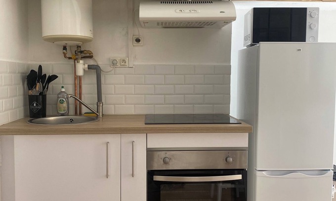 Bagnols-sur-Ceze Apartment | Charmant Studio Centre Ville