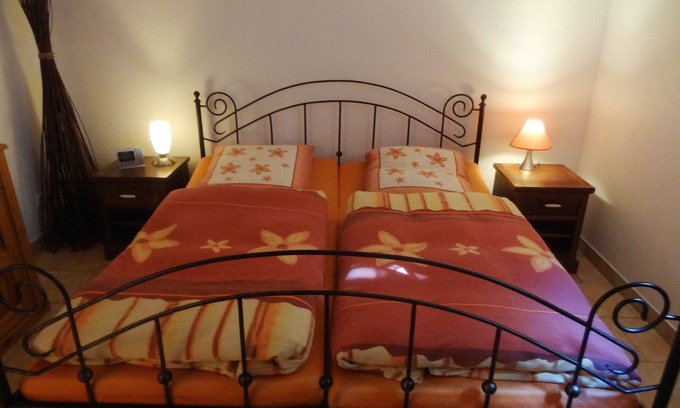 Prien am Chiemsee Apartment | °charmante Ferienwohnung mit Terrasse und Garten-top renoviert, mit sep. Schlafzimmer, 60 qm