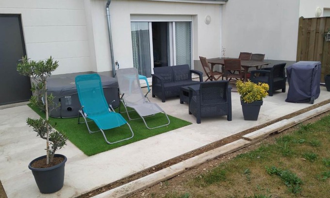 Barjouville House | charmante maison au calme avec jardin, terrasse et jacuzzi