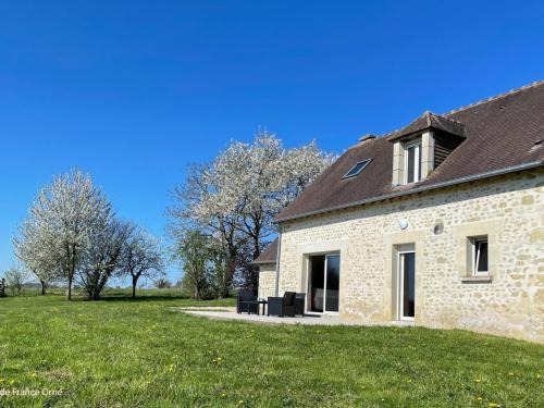 La Mesniere House | Charmante maison en pierre avec WiFi et grand jardin, proche de Mortagne-au-Perche - FR-1-497-241