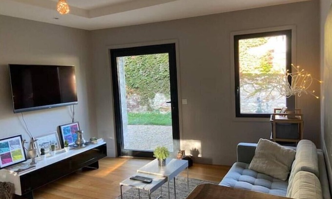 Mezieres-sur-Seine House | Charmante Petite Maison Dans la Campagne