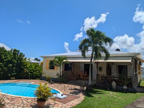 Lamentin Villa | Charmante villa créole climatisée, jardin tropical et piscine privés