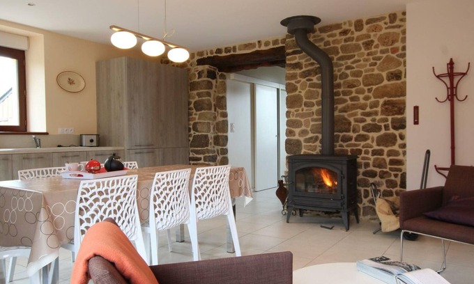 Champcervon Cottage | Charming Cottage with Garden, WiFi, and Baby Gear in Tranquil Countryside near Mont Saint-Michel