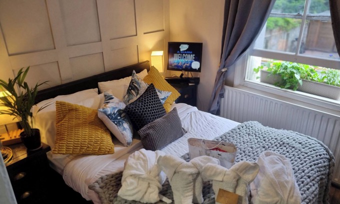 Fulwell and Hampton Hill Apartment | Charming 1-Bed Studio annex, parking, kitchen,WiFi