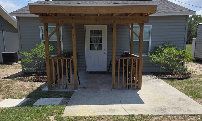 Lakeland Cottage | Charming 1-bedroom cottage in beautiful Lakeland with AC, WiFi, Daily or monthly