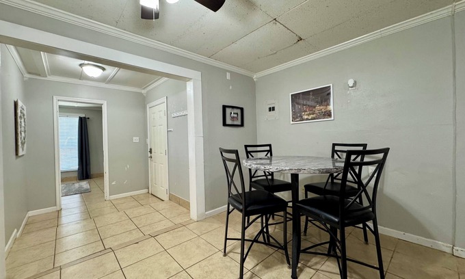 Kilgore House | Charming 1-bedroom Getaway in the heart of Kilgore