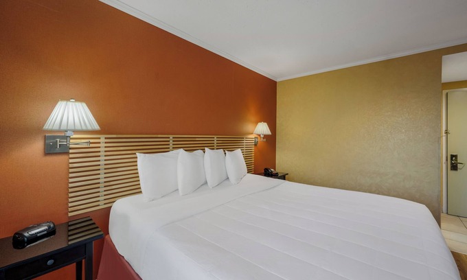 Queens Hotel | Charming 1 bedroom hotel with AC and WiFi in pleasant Jamaica