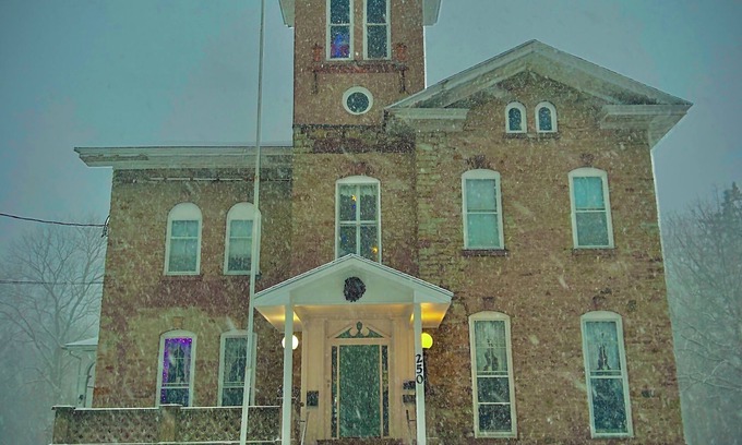 Albion Bed & Breakfast | Charming 1-bedroom in Italianate designed house in terrific Albion, NY
