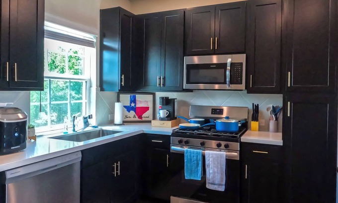 Foster Place House | Charming 1 Bedroom Private Guest House