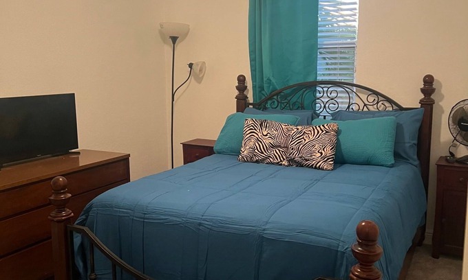 Miramar House | Charming 1 bedroom townhome with AC, parking, and WiFi in beautiful Miramar.